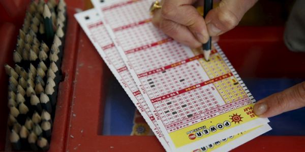 Một khách mua vé số Poweball (Mỹ). Ảnh: Reuters