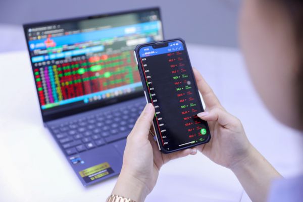 Giao dịch tại sàn chứng khoán Yuanta, quận 1, tháng 2/2022. Ảnh: Quỳnh Trần