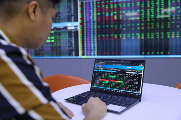 Giao dịch tại sàn chứng khoán Yuanta, quận 1, tháng 2/2022. Ảnh: Quỳnh Trần