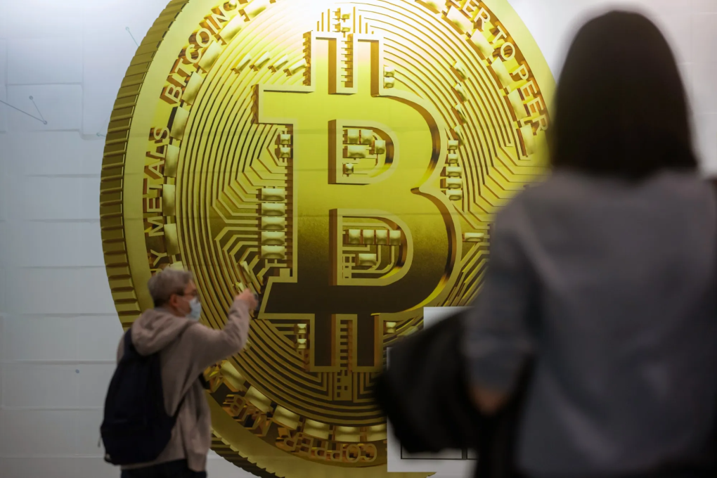 Một biển quảng cáo Bitcoin. Ảnh: Bloomberg