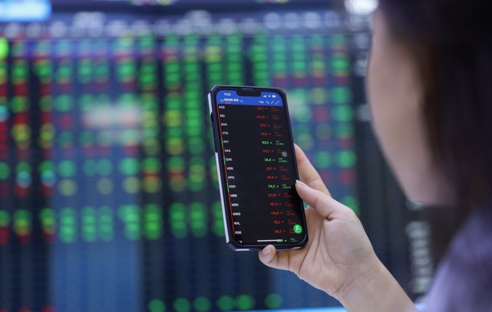 Giao dịch trên sàn một công ty chứng khoán tại Quận 1, TP HCM vào tháng 2/2022. Ảnh: Quỳnh Trần